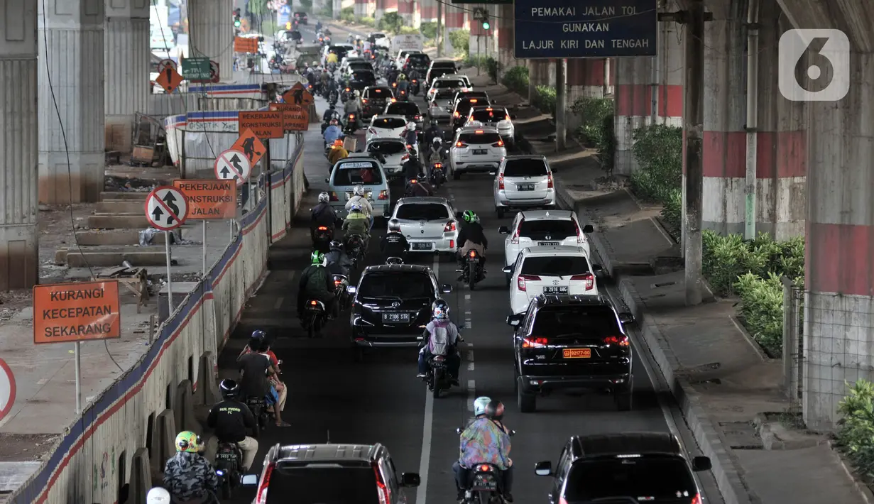 Kepadatan arus kendaraan saat melintas di by pass Jalan Ahmad Yani, Jakarta, Rabu (13/5/2020). Meningkatnya jumlah kendaraan pribadi disebabkan oleh banyaknya warga yang beralih dari moda transportasi umum guna menghindari penyebaran virus corona COVID-19. (merdeka.com/Iqbal S. Nugroho)