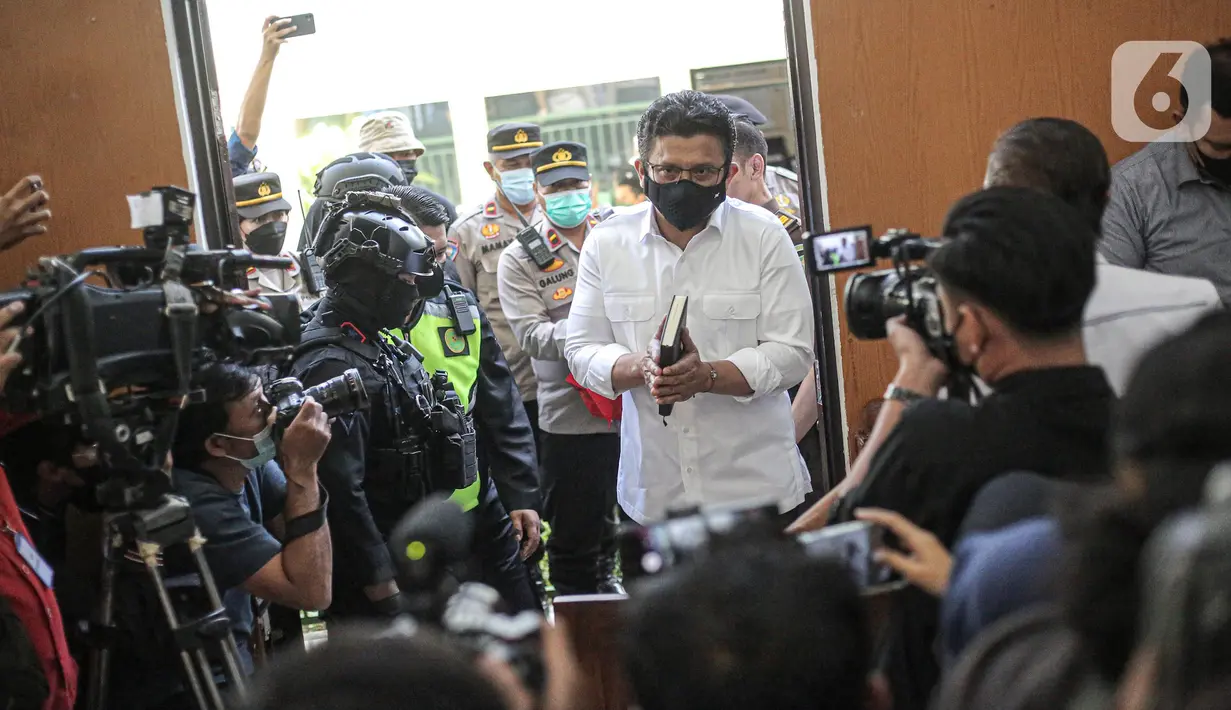 Terdakwa kasus pembunuhan Brigadir Yosua Hutabarat atau Brigadir J, Ferdy Sambo memasuki ruangan untuk mengikuti sidang lanjutan di PN Jakarta Selatan, Jakarta, Selasa (22/11/2022). Sidang Ferdy Sambo dan Putri Candrawathi ini beragenda pemeriksaan saksi-saksi. (Liputan6.com/Faizal Fanani)