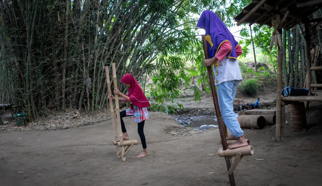 Terbuat dari sepasang buluh bambu, egrang juga bisa jadi permainan untuk perlombaan. (smartseck/ Shutterstock)