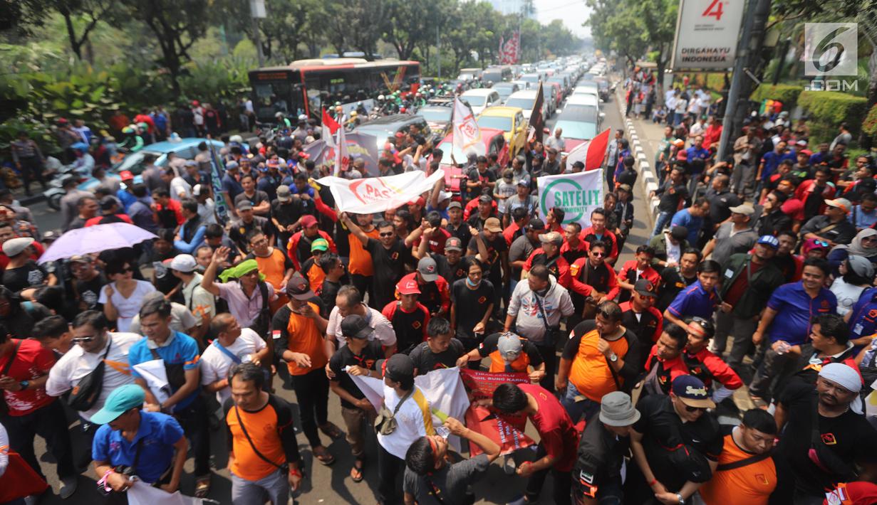 Puluhan sopir taksi online melakukan unjuk rasa di depan Balai Kota Jakarta, Senin (19/8/2019). Mereka meminta Gubernur DKI Jakarta Anies Baswedan agar angkutan sewa khusus atau taksi online untuk bebas dari kebijakan perluasan ganjil genap. (Liputan6.com/Angga Yuniar)