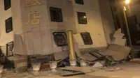Gempa Taiwan pada Selasa, 6 Februari 2018 mengakibatkan beberapa bangunan runtuh dan jalan rusak (Biro Pemadam Kebakaran Hualien via AP)