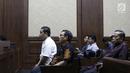 Mantan anggota Komisi XI DPR F-Partai Demokrat Amin Santono (kanan) saat sidang lanjutan dugaan suap APBN-P 2018 di Pengadilan Tipikor, Jakarta, Kamis (11/10). Saksi yang dihadirkan di antara anggota Komisi XI DPR Sukiman. (Liputan6.com/Herman Zakharia)