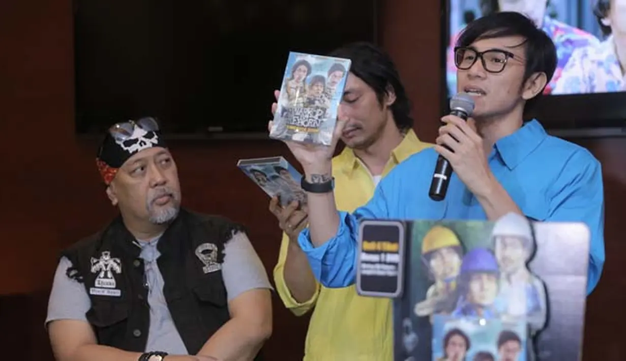 Beberapa cara telah mereka lakukan untuk mempromosikan film Warkop DKI Reborn 2. Seperti halnya meluncurkan Wraping Sticker Raksasa di Gedung Veteran, Semanggi, sticker di bus dan sejumlah titik, dan lainnya. (Nurwahyunan/Bintang.com)