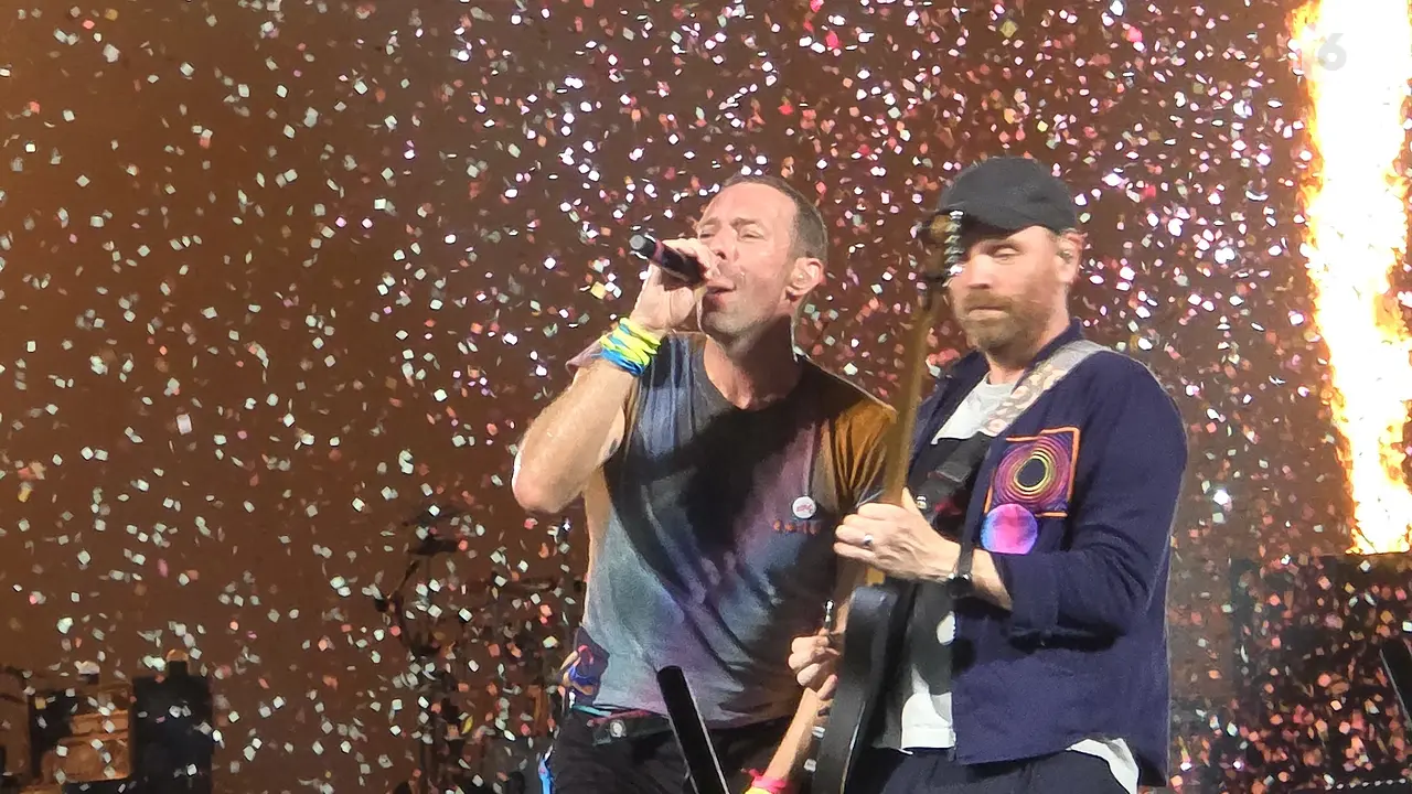 Membidik momen konser Coldplay di Singapura lewat kamera Samsung Galaxy S24 Ultra. (Liputan6.com/Agustin Setyo Wardani)