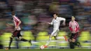 Aksi Gareth Bale saat menggiring bola melewati hadangan pemain Athletic Bilbao pada lanjutan La Liga di Santiago Bernabeu stadium, Madrid, senin (23/10/16) dini hari WIB. (AP/Daniel Ochoa de Olza)