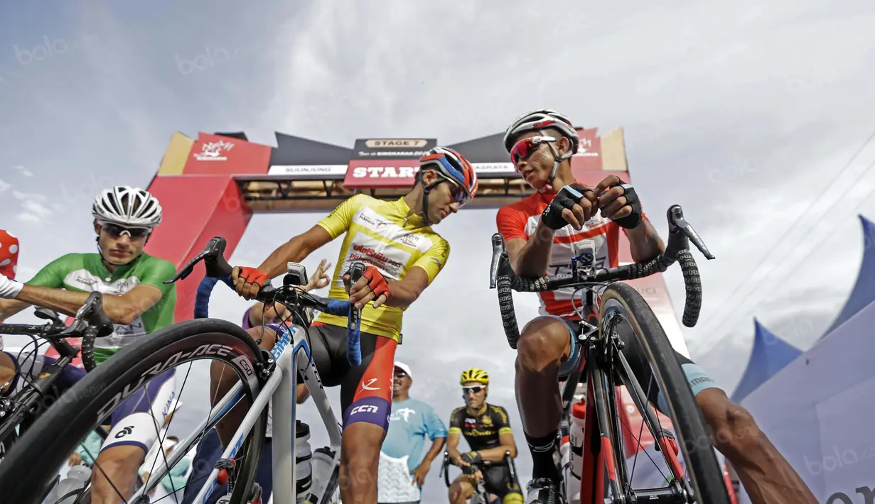 Amir Kohladouz dan Dady Suryadi (kanan) saling melempar senyum sebelum start pada etape 7 Tour de Singkarak 2016 di Kabupaten Sijunjung, Jumat (12/8/2016). (Bola.com/Nicklas Hanoatubun)