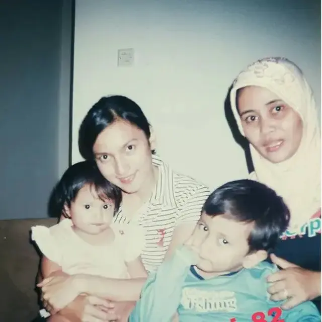 6 Potret Sarah Amalia Gendong Alleia Kecil, Momen Nonton Ariel Manggung Curi Perhatian