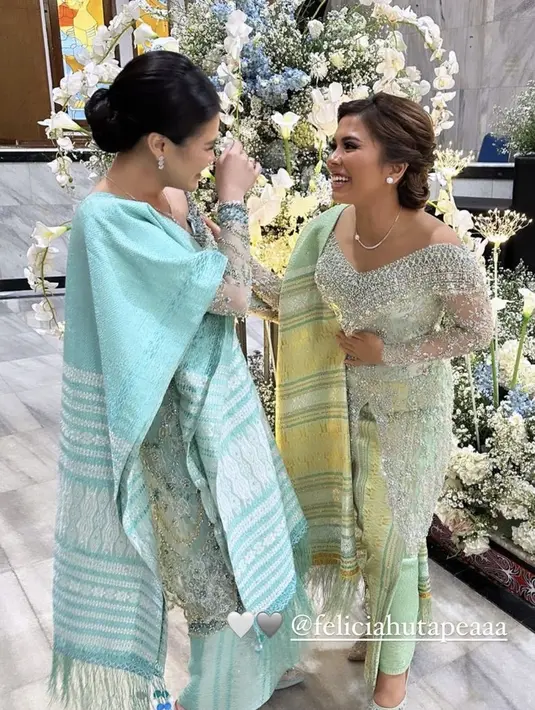 Chen Giovani dan Felicia tampil kompak mengenakan kebaya berpayet yang tampak mewah. Chen mengenakan kebaya biru dari Myrna Myura, sedangkan Felicia tampil dengan kebaya hijaunya. [@chengiovanis]