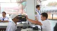 Warga binaan permasyarakatan (WBP) penghuni Lapas Pemuda Kelas IIA Kota Tangerang saat membuat e-KTP di dalam lapas, Rabu (9/1/2024). (Liputan6.com/Pramita Tristiawati).