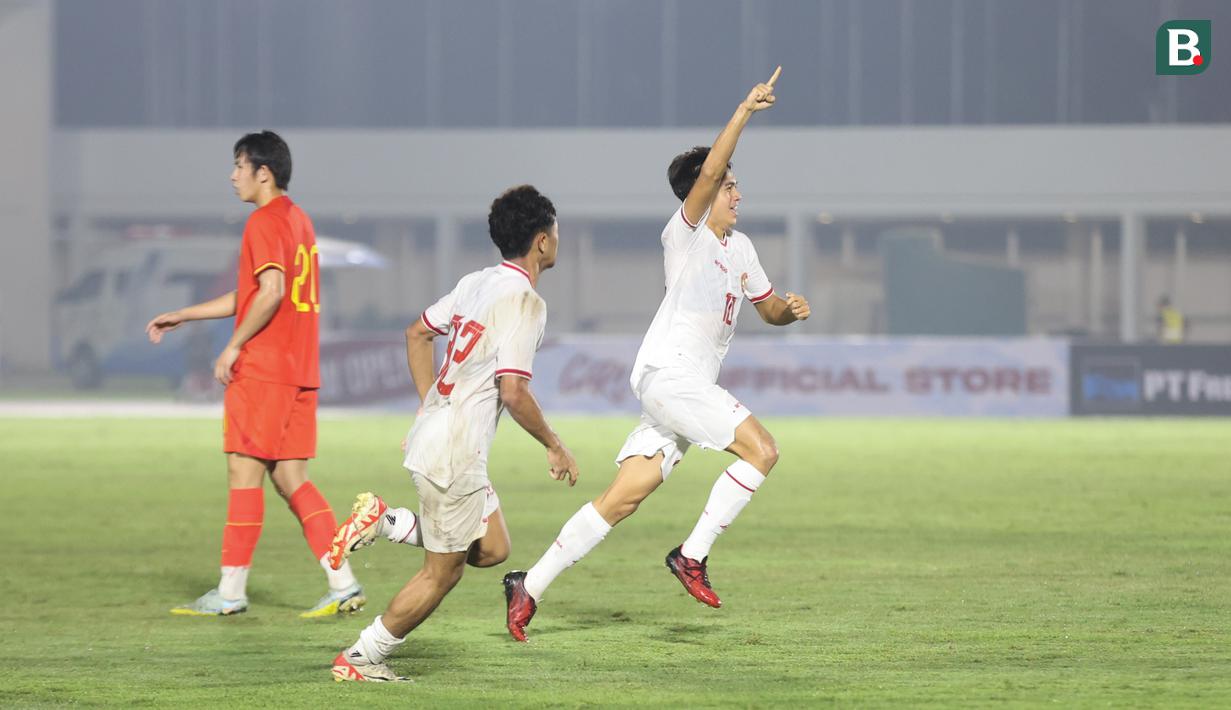 <p>Selebrasi gelandang Timnas Indonesia U-20, Ji Da Bin (kanan) setelah mencetak gol penyeimbang 1-1 ke gawang Timnas China U-20 pada laga kedua uji coba internasional di Stadion Madya Gelora Bung Karno, Senayan, Jakarta, Senin (25/3/2024). (Bola.com/Abdul Aziz)</p>
