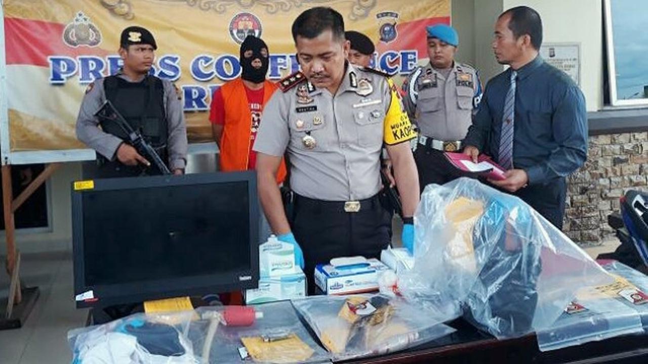 Kapolres Kota Dumai AKBP Restika Nainggolan memperlihatkan barang bukti pria mengamuk di BNI.