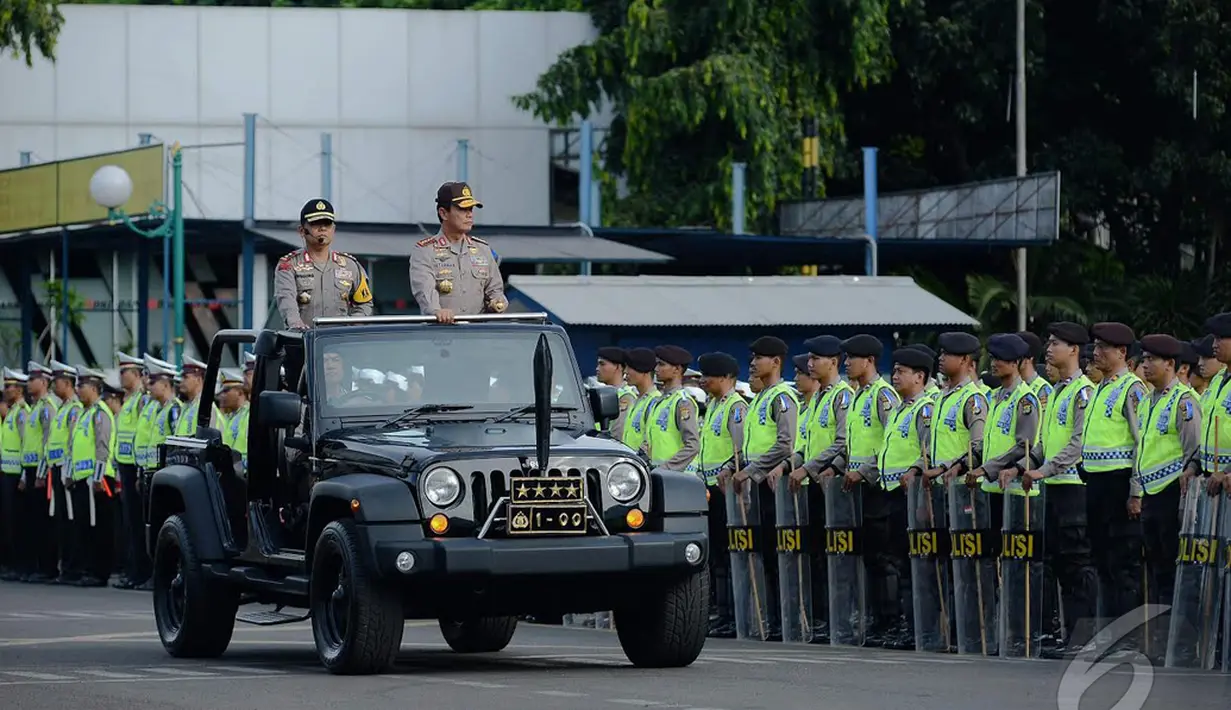 Kapolri Jenderal Pol Sutarman berkeliling memeriksa kesiapan pasukannya selama apel Operasi Lilin 2014 di Lapangan Polda Metro, Jakarta,(23/12/2014).  (Liputan6.com /Faizal Fanani)