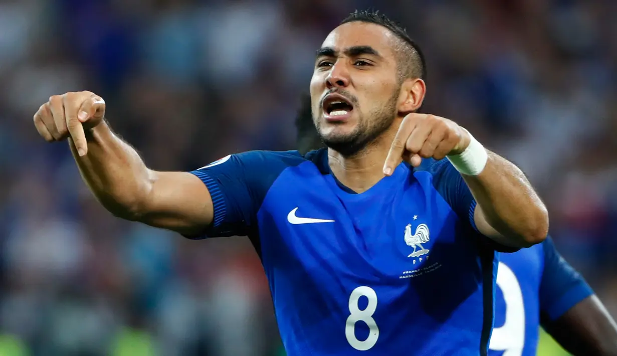 Gelandang Prancis, Dimitri Payet melakukan selebrasi usai mencetak gol kegawang Albania pada pertandingan Grup A Piala Eropa 2016 Stade Velodrome, Marseille, Prancis, Kamis (16/6). Prancis menang atas Albania dengan skor 2-0. (REUTERS/Eddie Keogh)