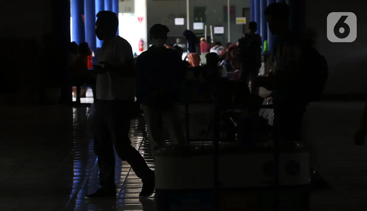Calon penumpang menunggu jadwal keberangkatan bus di Terminal Tipe A Poris Plawad, Kota Tangerang, Banten, Jumat (21/5/2021). Terminal tersebut kembali beroperasi dan memberangkatkan bus antar kota antar provinsi (AKAP) setelah berakhirnya masa larangan mudik Lebaran. (Liputan6.com/Angga Yuniar)