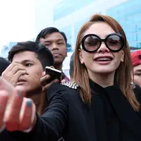 Dalam tangisnya kala itu Nikita Mirzani terisak dan mengatakan ia tidak mungkin menjual diri meskipun selama ini ia selalu dinilai sebagai wanita seksi. Baginya tak pernah terpikirkan sama sekali untuk menjual dirinya demi uang. (Deki Prayoga/Bintang.com)