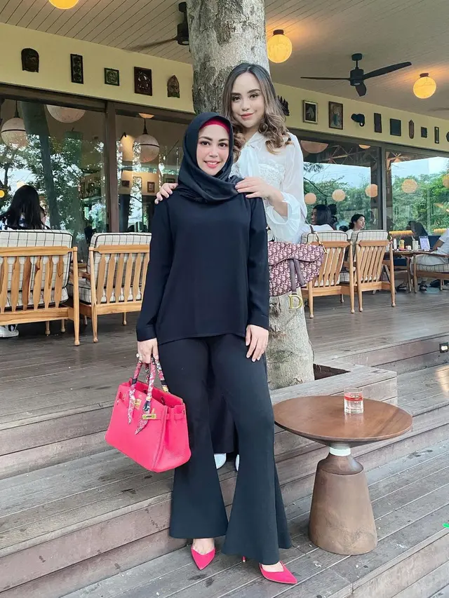 7 Potret Kompak Salmafina Sunan dan Sang Ibunda, Bak Kakak Beradik