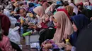 Umat muslim buka puasa bersama di Masjid Istiqlal, Jakarta, Senin (6/5/2019). Acara buka puasa bersama di Masjid Istiqlal ini digelar setiap tahun selama Ramadan dan selalu terasa nikmat karena suasana kebersamaan. (Liputan6.com/Faizal Fanani)