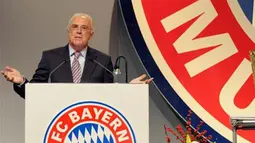 Presiden Bayern Muenchen, Franz Beckenbauer dalam pertemuan tahunan klub di Munich pada 7 November 2008. Pertemuan itu dihadiri lebih dari 1000 anggota klub. AFP PHOTO/KAVEH ROSTAMKAHNI