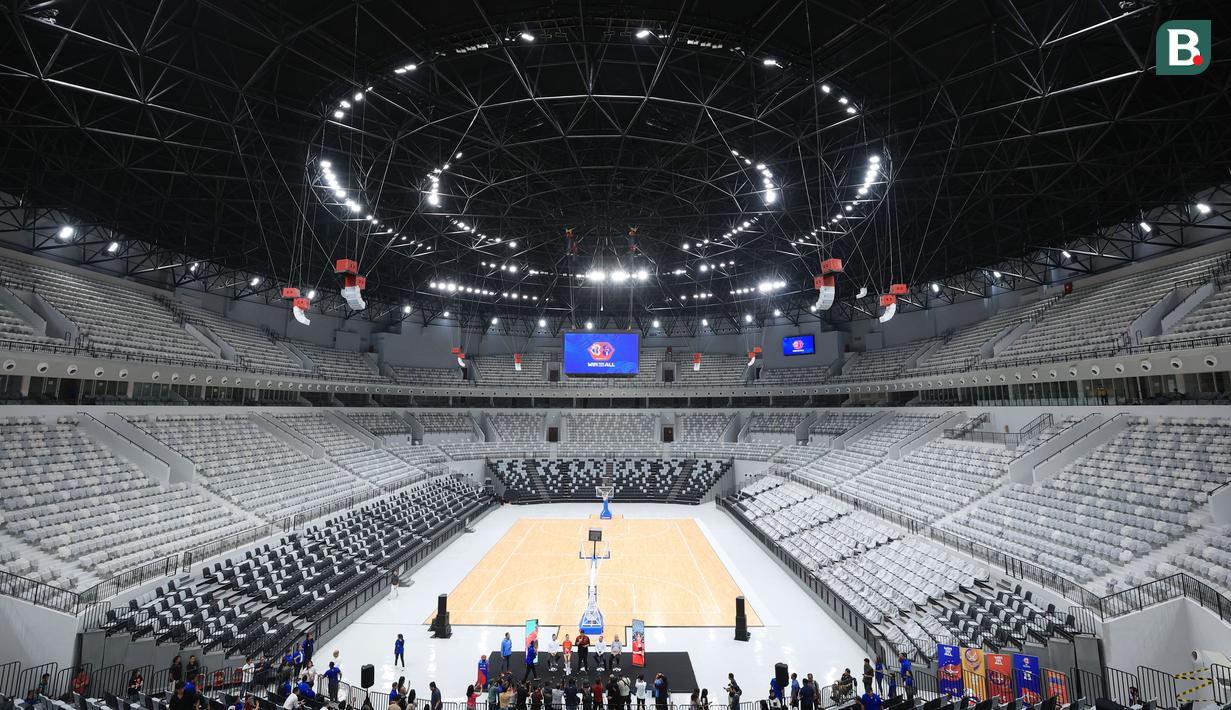 Suasana lapangan dan tribun penonton di Indonesia Arena, Senayan, Jakarta, Selasa (11/7/2023). Indonesia Arena ini akan menjadi salah satu venue Piala Dunia Bola Basket atau FIBA World Cup 2023. (Bola.com/M Iqbal Ichsan)
