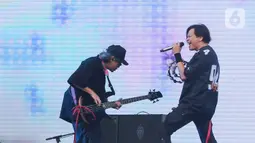 Membuka aksinya, Armand Maulana Cs genjot adrenalin penonton lewat "Melayang." (Liputan6.com/Herman Zakharia)