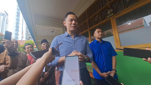 Menteri Koordinator Bidang Infrastruktur dan Pembangunan sekaligus Ketua Umum Partai Demokrat, Agus Harimurti Yudhoyono (AHY), mencoblos di TPS 28 Cipete Utara, Jakarta Selatan, dalam gelaran Pemilihan Kepala Daerah (Pilkada) 2024. (Ayu/Merdeka.com)