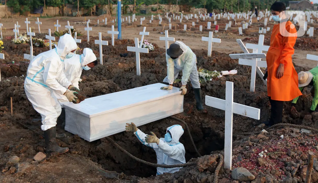 Petugas melakukan pemakaman jenazah dengan protokol COVID-19 di TPU Khusus COVID-19 Rorotan, Jakarta, Rabu (11/8/2021). Pemerintah menghapus data angka kematian dari indikator penanganan COVID-19. Pemerintah beralasan terjadi permasalahan input data angka kematian, (Liputan6.com/Helmi Fithriansyah)