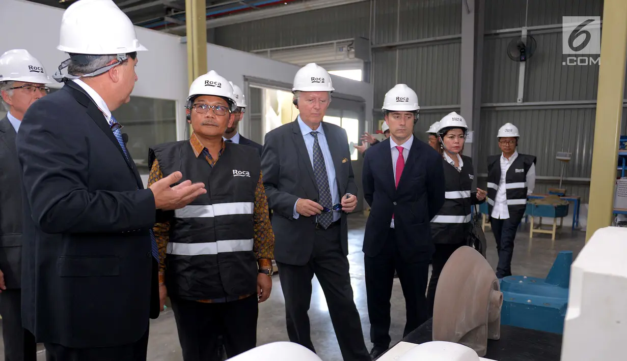 Jajaran Direksi Roca Indonesia dan tamu kehormatan meninjau pabrik Roca pertama di Griya Idola Industrial Park, Cikupa, Tangerang (29/4). Pabrik sanitary global yang memiliki total area seluas 74.000 meter persegi melebarkan sayapnya di Indonesia pada tahun 2017. (Liputan6.com/HO/Irene)
