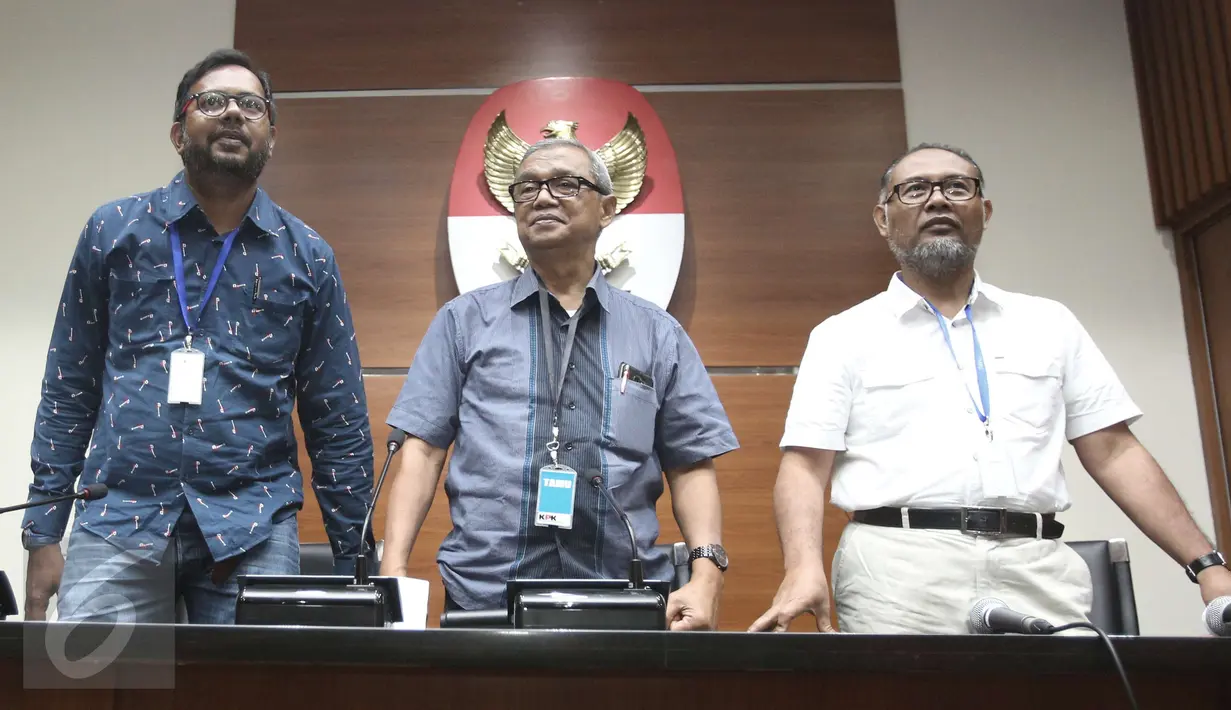(Ki-ka) Koordinator Kontras Harris Azhar, Mantan pimpinan dan wakil Ketua KPK Busyro Muqoddas dan Bambang Widjojanto, menggelar konferensi pers terkait penyiraman air keras terhadap Novel Baswedan di Jakarta, Selasa (11/4).(Liputan6.com/Helmi Afandi)