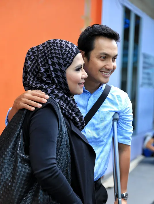 "Wah itu enggak bener itu. Makanya saya juga sempet kaget. Ada temen wartawan bilang itu, enggak bener itu. Waktu itu di foto itu memang saya pakai kruk lagi. Mungkin berpikir gitu. Alhamdulillah sekarang," ujar Gunawan. (Adrian Putra/Bintang.com)