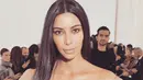 Tidak sedikit teman-teman dan para penggemar Kim Kardashian yang merasa iba dan kasihan dengannya. Mereka sangat mengharapkan kebaikan datang pada Kim, dan menunggu dirinya aktif kembali di media sosial. (Instagram/kimkardashian)