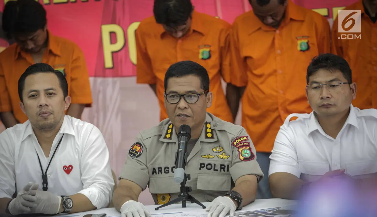 Kabid Humas Polda Metro Jaya Kombes Argo Yuwono didampingi jajaran memberikan keterangan kepada wartawan saat rilis pengungkapan tindak pidana perampasan truk tangki Pertamina di Polda Metro Jaya, Jakarta, Selasa (19/3). (Liputan6.com/Faizal Fanani)