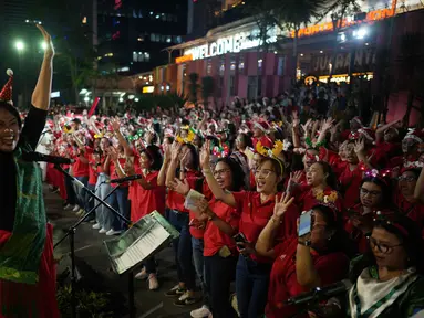 Umat Kristiani menyanyikan lagu-lagu Natal di Jakarta, Selasa 23 Desember 2025. Umat Kristiani di Jakarta merayakan puncak rangkaian Christmas Carol Colossal 2025. (AP Photo/Dita Alangkara)