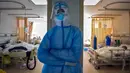 Pekerja medis tidur siang saat merawat pasien virus corona atau COVID-19 di sebuah rumah sakit di Wuhan, Provinsi Hubei, China, Minggu (16/2/2020). Enam pekerja medis, termasuk dokter, dinyatakan meninggal dunia akibat virus corona. (Chinatopix via AP)