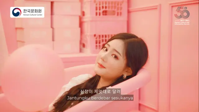 A Hyung menyanyikan lagu ciptaan warga Indonesia