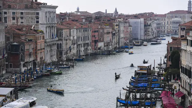 Menikmati Suasana Klasik Kota Venesia Italia