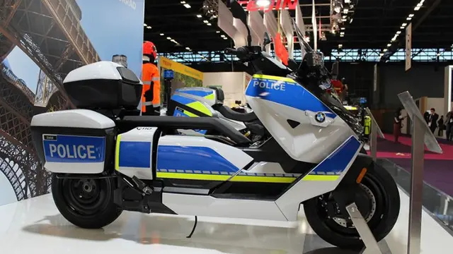 Skuter listrik BMW CE 04 versi Polisi