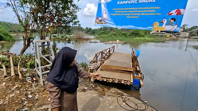 Seorang warga setempat memperlihatkan getek sebagai transportasi darurat usai wilayahnya mengalami kebanjiran di perbatasan Sawangan dan Cipayung, Depok. (Liputan6.com/Dicky Agung Prihanto)
