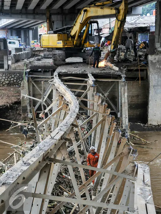 Petugas melakukan pembongkaran besi rangka jembatan Rawajati, Kalibata, Jakarta, Selasa (15/3). Gubernur DKI Basuki Tjahaja Purnama meminta Dinas PU segera membongkar Jembatan tersebut karena menjadi penyebab banjir. (Liputan6.com/Yoppy Renato)