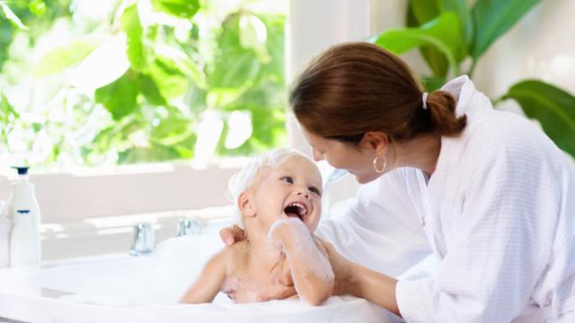 Ilustrasi bayi mandi