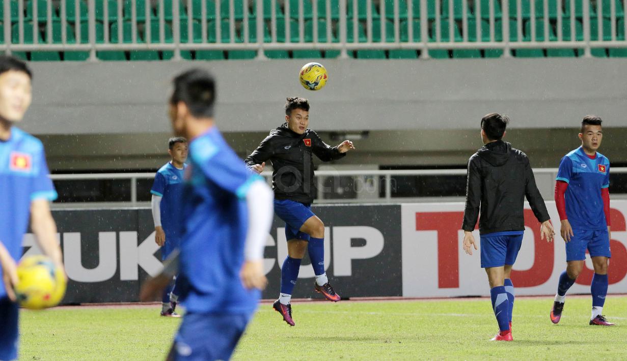 Para pemain Vietnam saat mengikuti sesi latihan sebelum melawan Timnas Indonesia di Stadion Pakansari, Bogor, (02/12/2016). (Bola.com/Nicklas Hanoatubun)