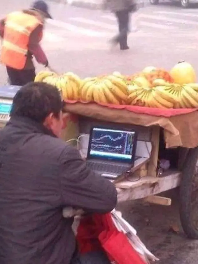 5 Potret Kocak Pekerjaan Sampingan Para Pedagang Ini Bikin Geleng Kepala