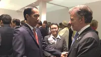 Presiden Jokowi menggelar pertemuan bilateral dengan Presiden Serbia Tomislav Nikolic di sela KTT Perubahan Iklim di Paris, Prancis, Senin (30/11/2015). (Setpres RI/Rusman)  