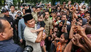 Prabowo beberapa kali terlihat memeluk anak-anak warga yang menyambut kehadirannya. (Liputan6.com/Angga Yuniar)