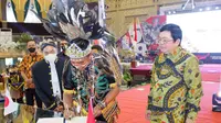 Rektor Unesa Nurhasan meneken MoU dengan Pemda. (Dian Kurniawan/Liputan6.com)