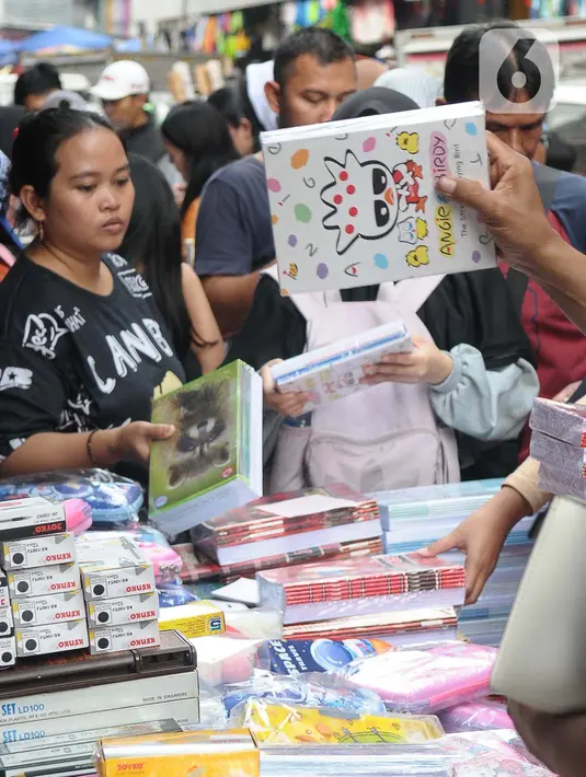 Para orang tua lebih memilih berbelanja di pasar kawasan Asemka lantaran harga lebih bersaing dan ada transaksi tawar menawar. (merdeka.com/Imam Buhori)