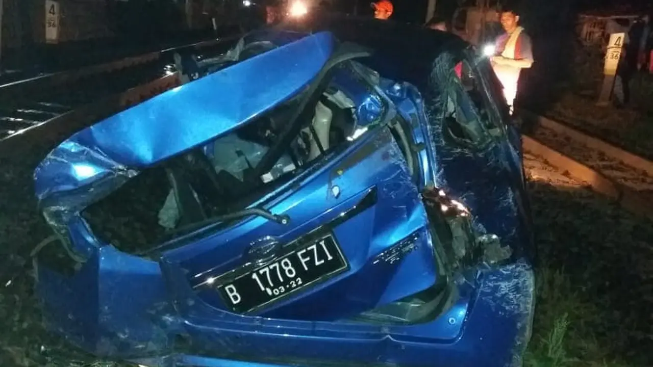 Kondisi Sigra ringsek ditabrak kereta di Bekasi. (Istimewa)