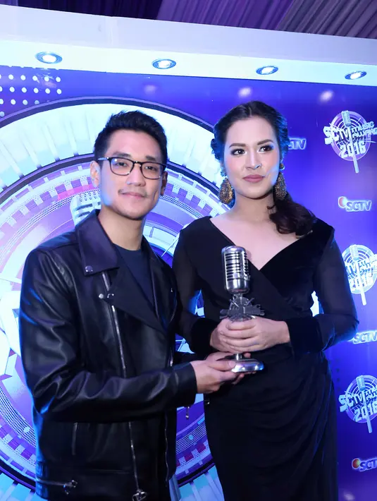 Solois Afgan dan Raisa telah berhasil meraih penghargaan di ajang SCTV Musik Awards sebagai  kategori kolaborasi paling ngetop. (Nurwahyunan/Bintang.com)