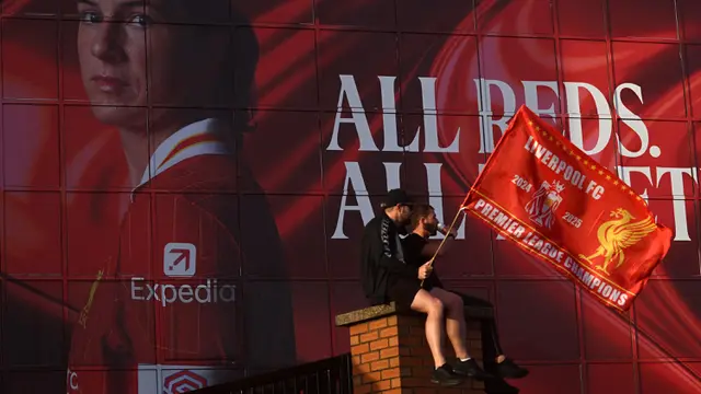 Resmi Juara Liga Inggris 2024/2025, Supporter Liverpool Serbu Stadion Anfield