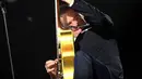 Penyanyi asal Kanada, Bryan Adams beraksi memainkan gitar saat menyanyikan lagu pertama pada konser "Get Up Tour" di Jakarta, Senin (16/1). Konser ini merupakan bagian tur untuk album ke-13 “Get Up”. (Liputan6.com/Helmi Fithriansyah)