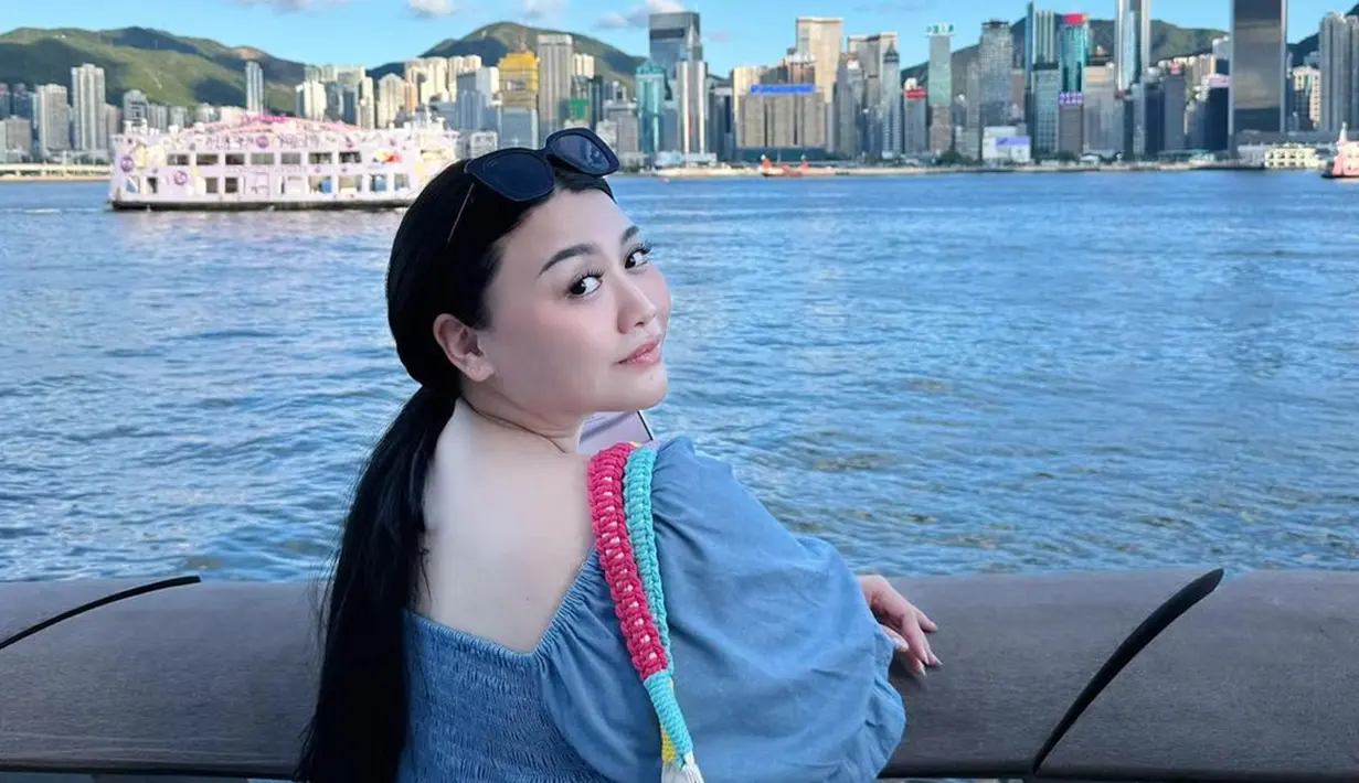 Di Victoria Harbour Hong Kong, Clarissa menikmati udara segar pinggir laut yang sejuk. Area pelabuhan ini memang ramai dengan pelancong karena pemandangan tepi lautnya yang indah. Selain itu, Clarissa juga tampak menikmati sejumlah float yang lalu lalang melintas di pelabuhan ikonik tersebut. (Liputan6.com/IG/@clarissaputri_)